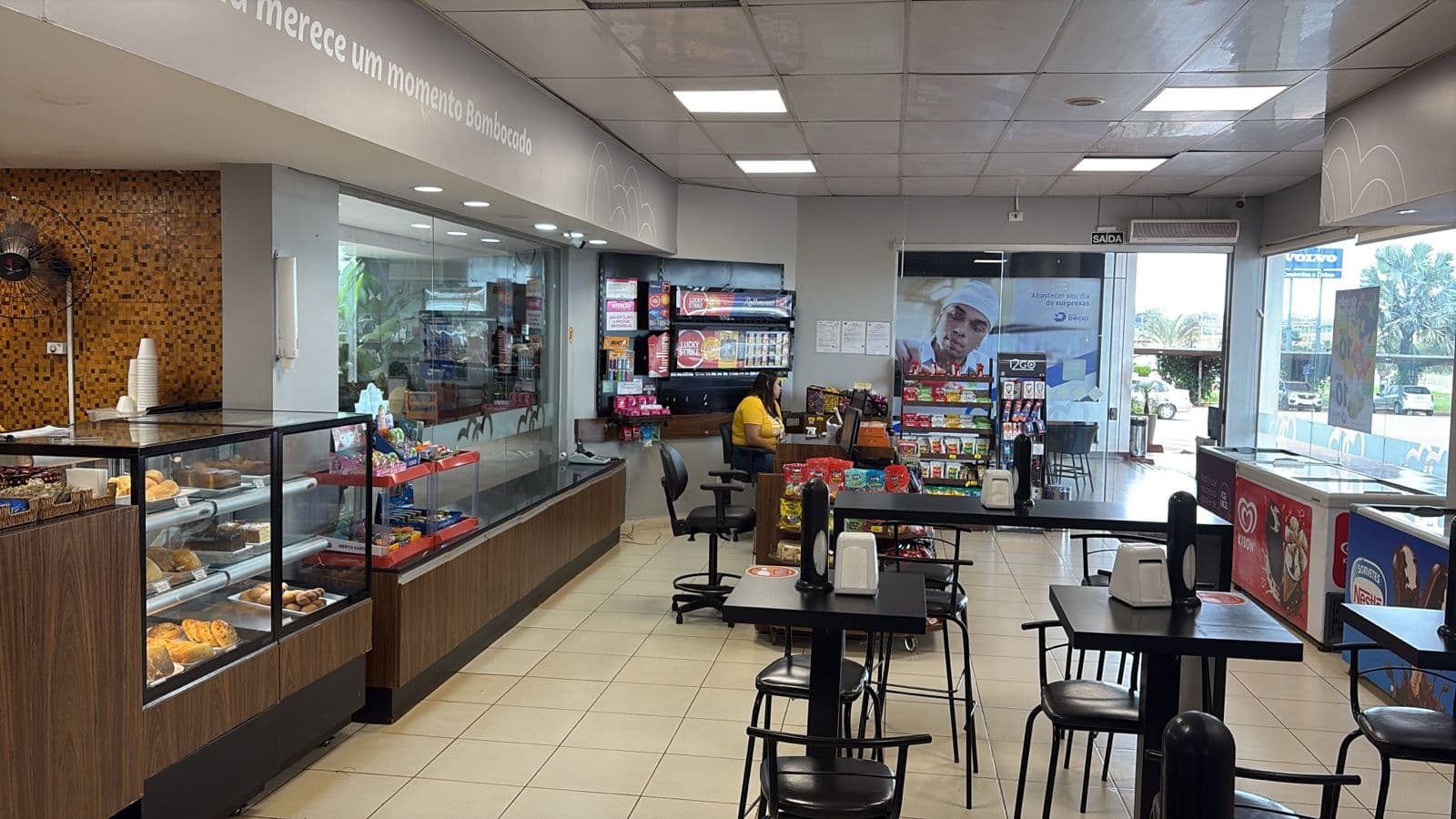 Interior da loja de conveniência