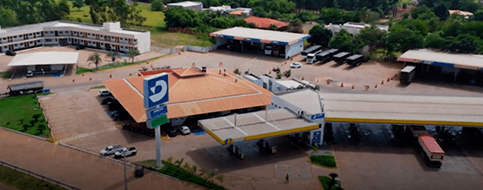 Posto de combustível visto de cima